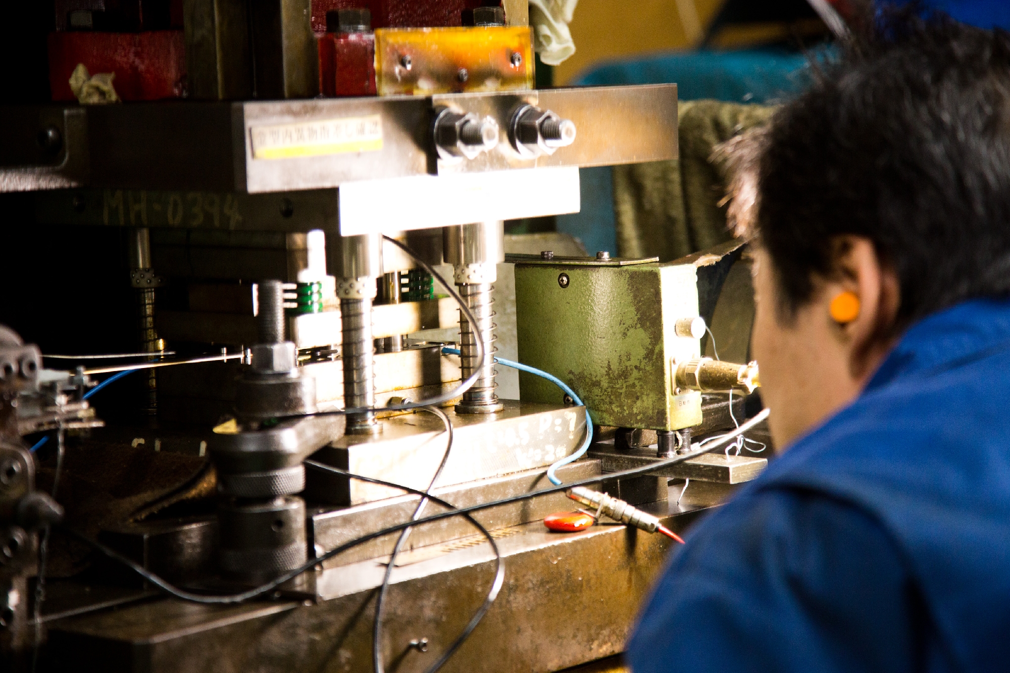 精密プレス加工の極意と技術|キョーワハーツが支える日本のものづくり